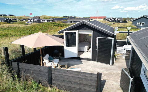 Aruna - 200M from the Sea: Hus, Hjem, Dør, Tag, Sommerhus, Estate, Have, Skygge, Sidespor, Gård