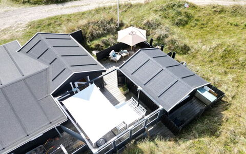 Aruna - 200M from the Sea: Hus, Hjem, Dør, Tag, Sommerhus, Estate, Have, Skygge, Sidespor, Gård