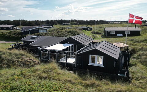 Aruna - 200M from the Sea: Hus, Hjem, Dør, Tag, Sommerhus, Estate, Have, Skygge, Sidespor, Gård