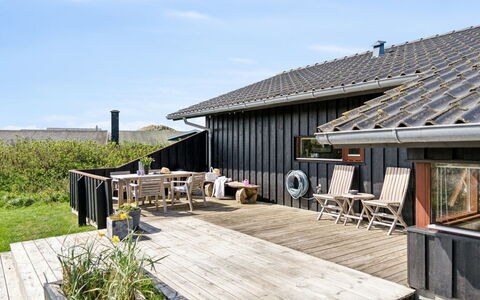 Danica - 175M from the Sea: Hjem, Tag, Hus, Dør, Sommerhus, Skygge, Have, Bunddække, Veranda, Gård