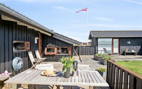 Danica - 175M from the Sea: Hjem, Tag, Hus, Dør, Sommerhus, Skygge, Have, Bunddække, Veranda, Gård