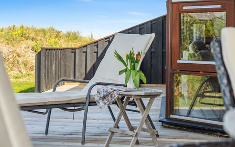 Danica - 175M from the Sea: Hjem, Tag, Hus, Dør, Sommerhus, Skygge, Have, Bunddække, Veranda, Gård
