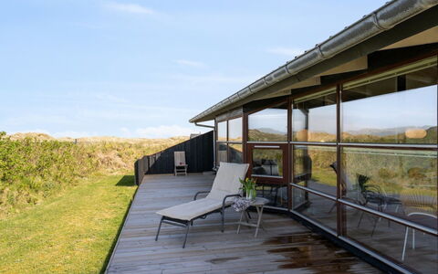 Danica - 175M from the Sea: Hjem, Tag, Hus, Dør, Sommerhus, Skygge, Have, Bunddække, Veranda, Gård