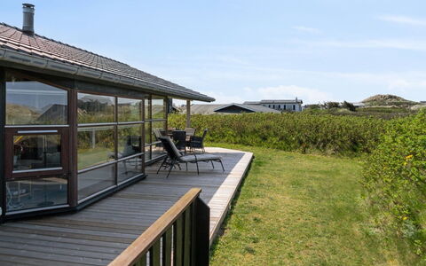 Danica - 175M from the Sea: Hjem, Tag, Hus, Dør, Sommerhus, Skygge, Have, Bunddække, Veranda, Gård
