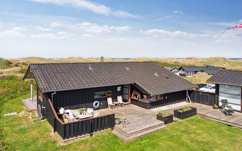 Danica - 175M from the Sea: Hjem, Tag, Hus, Dør, Sommerhus, Skygge, Have, Bunddække, Veranda, Gård