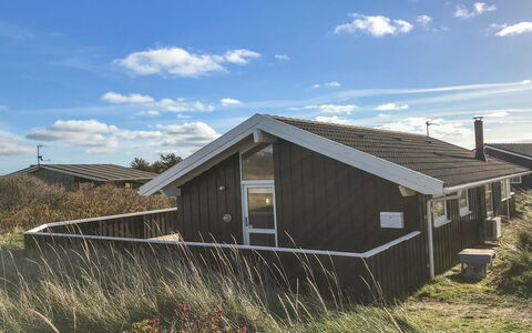 Styrbiorn - 100M from the Sea: Hus, Hjem, Dør, Tag, Sommerhus, Estate, Have, Skygge, Sidespor, Gård