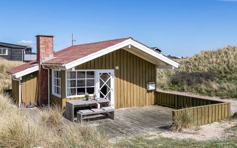 Guthfrith - 100M from the Sea: Tag, Hjem, Dør, Sommerhus, Skygge, Sidespor, Gård, Estate, Backyard