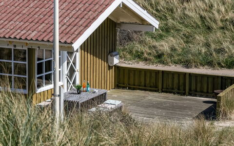 Guthfrith - 100M from the Sea: Tag, Hjem, Dør, Sommerhus, Skygge, Sidespor, Gård, Estate, Backyard
