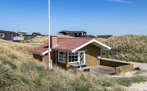 Guthfrith - 100M from the Sea: Tag, Hjem, Dør, Sommerhus, Skygge, Sidespor, Gård, Estate, Backyard