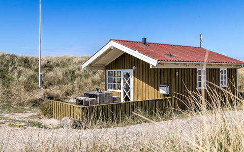 Guthfrith - 100M from the Sea: Tag, Hjem, Dør, Sommerhus, Skygge, Sidespor, Gård, Estate, Backyard
