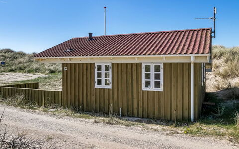 Guthfrith - 100M from the Sea: Tag, Hjem, Dør, Sommerhus, Skygge, Sidespor, Gård, Estate, Backyard