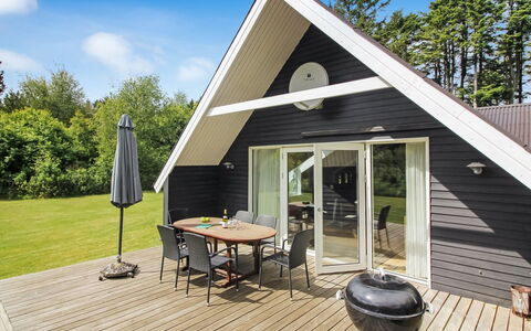 Windelgard - 1Km from the Sea: Svømmepøl, Udendørs Møbler, Møbel, Udvej, Flise, Eco Hotel, Skygge, Stol, Fritid, Estate