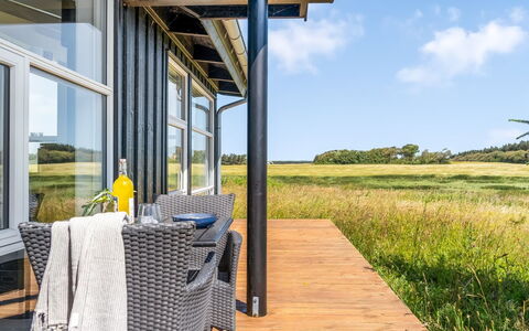 Hildegardt - 1Km from the Sea: Bygning, Hus, Træ, Hjem, Tag, Sommerhus, Boligområde, Busk, Arkitektur