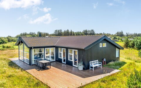 Hildegardt - 1Km from the Sea: Bygning, Hus, Træ, Hjem, Tag, Sommerhus, Boligområde, Busk, Arkitektur