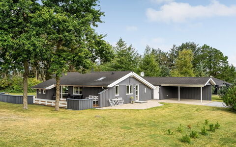 Dimo - 700M from the Sea: Bygning, Hus, Vindue, Hjem, Tag, Boligområde, Busk, Sommerhus, Land Lot