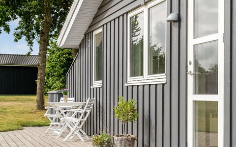 Dimo - 700M from the Sea: Bygning, Hus, Vindue, Hjem, Tag, Boligområde, Busk, Sommerhus, Land Lot