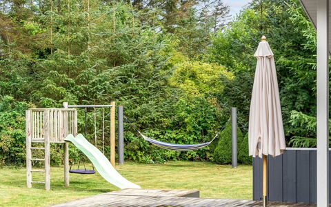 Dimo - 700M from the Sea: Bygning, Hus, Vindue, Hjem, Tag, Boligområde, Busk, Sommerhus, Land Lot