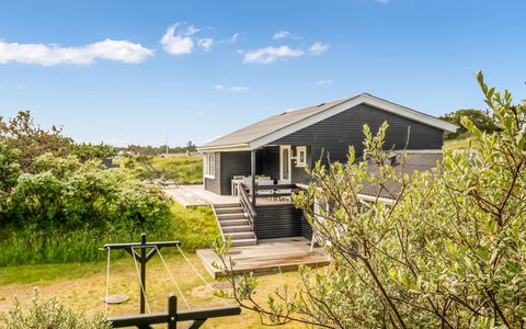 Stina - 250M from the Sea: Tag, Hjem, Dør, Sommerhus, Skygge, Sidespor, Gård, Estate, Backyard
