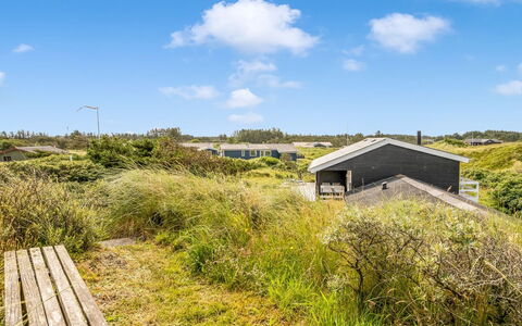 Stina - 250M from the Sea: Tag, Hjem, Dør, Sommerhus, Skygge, Sidespor, Gård, Estate, Backyard
