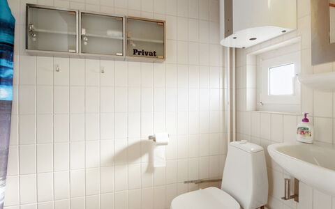 Birgitta - 150M from the Sea: Væg, Sanitærarmatur, Gulvbelægning, Badeværelse, Indretning, Etage, Toiletbræt, Toilet, Badeværelsesvask, Håndvask