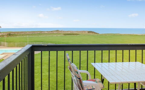 Birgitta - 150M from the Sea: Almindeligt, Hav, Ocean, Lawn, Kyst, Skygge, Kunstgræs, Hegn, Strand
