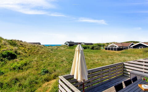 Tulir - 300M from the Sea: Hjem, Tag, Hus, Dør, Sommerhus, Skygge, Have, Bunddække, Veranda, Gård