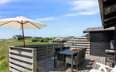 Tulir - 300M from the Sea: Hjem, Tag, Hus, Dør, Sommerhus, Skygge, Have, Bunddække, Veranda, Gård