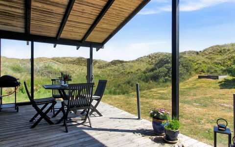 Tulir - 300M from the Sea: Hjem, Tag, Hus, Dør, Sommerhus, Skygge, Have, Bunddække, Veranda, Gård