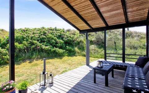 Tulir - 300M from the Sea: Hjem, Tag, Hus, Dør, Sommerhus, Skygge, Have, Bunddække, Veranda, Gård