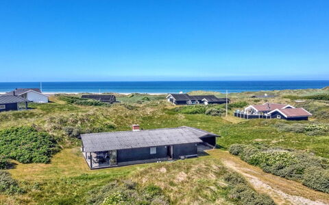 Tulir - 300M from the Sea: Hjem, Tag, Hus, Dør, Sommerhus, Skygge, Have, Bunddække, Veranda, Gård