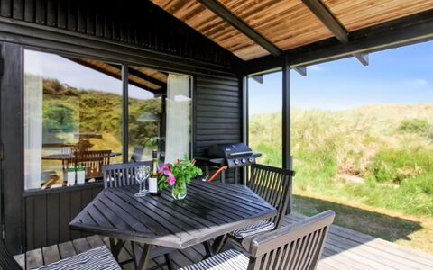 Tulir - 300M from the Sea: Hjem, Tag, Hus, Dør, Sommerhus, Skygge, Have, Bunddække, Veranda, Gård
