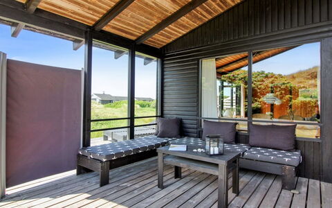 Tulir - 300M from the Sea: Hjem, Tag, Hus, Dør, Sommerhus, Skygge, Have, Bunddække, Veranda, Gård