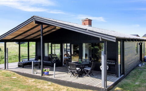 Tulir - 300M from the Sea: Hjem, Tag, Hus, Dør, Sommerhus, Skygge, Have, Bunddække, Veranda, Gård