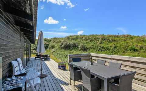 Tulir - 300M from the Sea: Hjem, Tag, Hus, Dør, Sommerhus, Skygge, Have, Bunddække, Veranda, Gård
