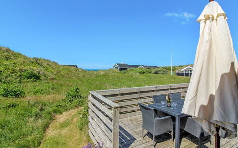 Tulir - 300M from the Sea: Hjem, Tag, Hus, Dør, Sommerhus, Skygge, Have, Bunddække, Veranda, Gård