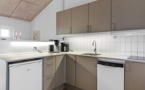 Salka - 150M from the Sea: Køkken, Køkken Apparat, Gulvbelægning, Indretning, Større Bandage, Countertop, Træ, Køkkenvask, Loft, Sanitærarmatur