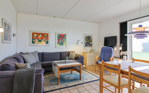 Tinke - 150M from the Sea: Hjem, Tag, Hus, Dør, Sommerhus, Skygge, Have, Bunddække, Veranda, Gård