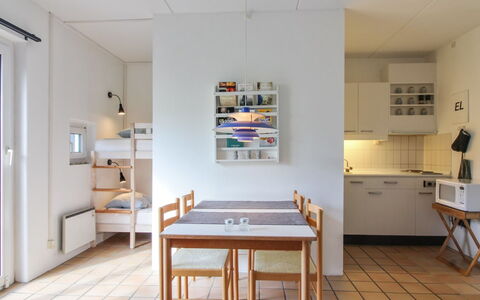 Tinke - 150M from the Sea: Hjem, Tag, Hus, Dør, Sommerhus, Skygge, Have, Bunddække, Veranda, Gård