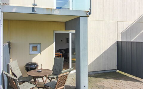 Tinke - 150M from the Sea: Hjem, Tag, Hus, Dør, Sommerhus, Skygge, Have, Bunddække, Veranda, Gård