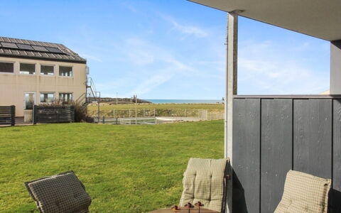 Tinke - 150M from the Sea: Hjem, Tag, Hus, Dør, Sommerhus, Skygge, Have, Bunddække, Veranda, Gård
