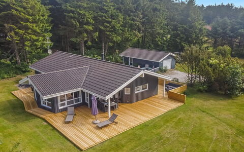 Aniki - 1.4Km from the Sea: Arkitektur, Tag, Hjem, Kompositmateriale, Dagslys, Sidespor, Indkørsel