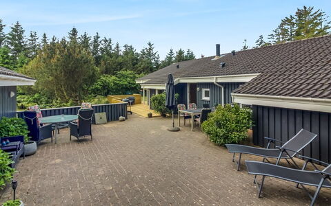 Aniki - 1.4Km from the Sea: Arkitektur, Tag, Hjem, Kompositmateriale, Dagslys, Sidespor, Indkørsel