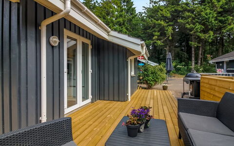 Aniki - 1.4Km from the Sea: Arkitektur, Tag, Hjem, Kompositmateriale, Dagslys, Sidespor, Indkørsel