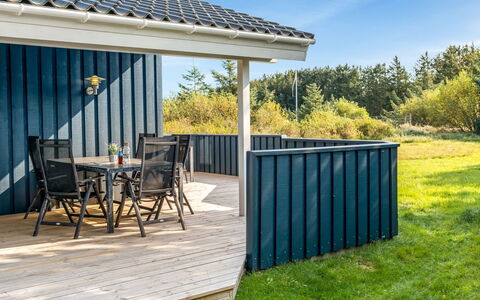 Terho - 1Km from the Sea: Hjem, Tag, Hus, Dør, Sommerhus, Skygge, Have, Bunddække, Veranda, Gård