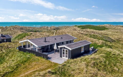 Gojko - 140M from the Sea: Træ, Hus, Sommerhus, Hjem, Tag, Landdistrikt, Sidespor, Bjælkehytte, Garden Bygninger, Hårdttræ
