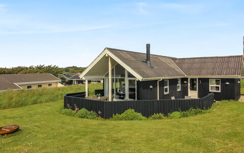 Wifred - 250M from the Sea: Hus, Hjem, Dør, Tag, Sommerhus, Estate, Have, Skygge, Sidespor, Gård