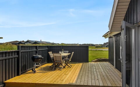 Wifred - 250M from the Sea: Hus, Hjem, Dør, Tag, Sommerhus, Estate, Have, Skygge, Sidespor, Gård