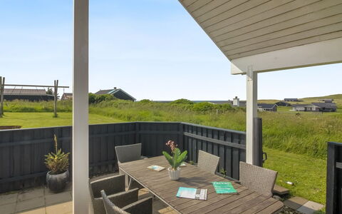 Wifred - 250M from the Sea: Hus, Hjem, Dør, Tag, Sommerhus, Estate, Have, Skygge, Sidespor, Gård