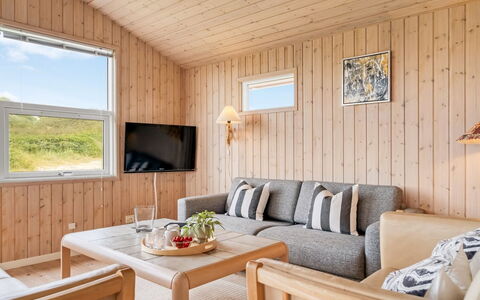 Dolma - 75M from the Sea: Hus, Hjem, Dør, Tag, Sommerhus, Estate, Have, Skygge, Sidespor, Gård