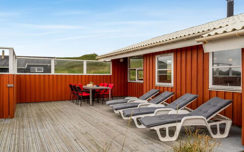 Dolma - 75M from the Sea: Hus, Hjem, Dør, Tag, Sommerhus, Estate, Have, Skygge, Sidespor, Gård